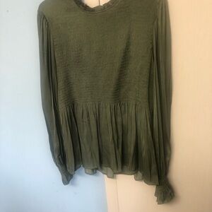 Elegant Green Blouse with Sophisticated Style